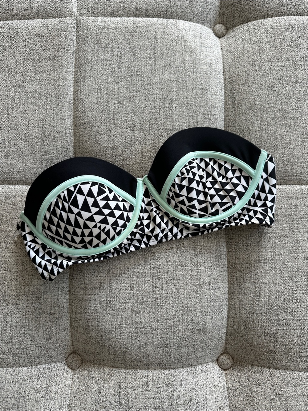 Xhilaration Black & White Geometric Bandeau with Mint Trim